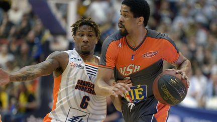 Tywain McKee (Le Mans) face à Andrew Albicy (Gravelines) (DANIEL FOURAY / MAXPPP)