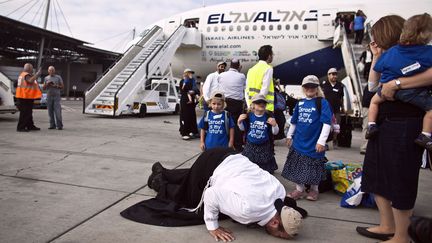 Des immigrants juifs en provenance d'Am&eacute;rique du Nord arrivent &agrave; l'a&eacute;roport de Tel Aviv (Isra&euml;l), le 23 juillet 2013. (NIR ELIAS / REUTERS)