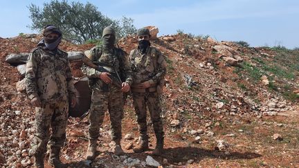 Sur la ligne de front de Saraqeb, des combattants rebelles du bataillon Al-Zuber appartenant au groupe jihadiste Hayat Tahrir Al-Sham, qui contrôle la province d'Idlib, en avril 2022. (AURELIEN COLLY / RADIO FRANCE)