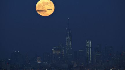 La "super moon" au-dessus de Manhattan &agrave; New York (Etats-Unis), le 23 juin 2013. (© GARY HERSHORN / REUTERS / X00129)