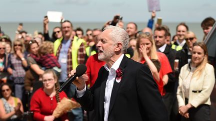 Jeremy Corbyn, ici en meeting à Colwyn Bay le 7 juin, aurait les faveurs des jeunes, selon les derniers sondages pour les législatives. (OLI SCARFF / AFP)