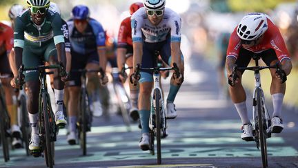 Dylan Groenewegen (à droite) s'est imposé à la photo-finish face à Jasper Philipsen, lors de la 6e étape du Tour de France, le 4 juillet 2024. (ANNE-CHRISTINE POUJOULAT / AFP)