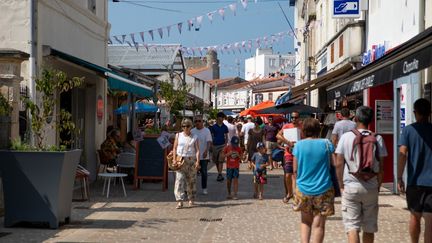 Des passants dans les rues de Fouras, le 2 août 2024 à Fouras (Charente-Maritime). (MILLA MORISSON / HANS LUCAS VIA AFP)