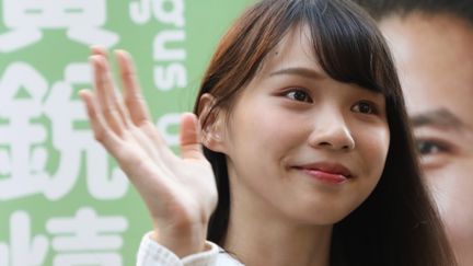 La militante hongkongaise Agnes Chow participe à un rassemblement de campagne pour un candidat pro-démocratie aux élections locales, le 24 novembre 2019, à Hong Kong. (EYEPRESS NEWS / AFP)