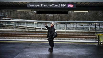 Sur les quais de la Besan&ccedil;on Franche-Comt&eacute;, desservie par le nouveau TGV Rhin-Rh&ocirc;ne, le 12 d&eacute;cembre 2011. (JEFF PACHOUD / AFP)