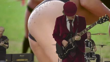 Angus Young et un joli postérieur dans le clip "Play Ball".
 (saisie écran)