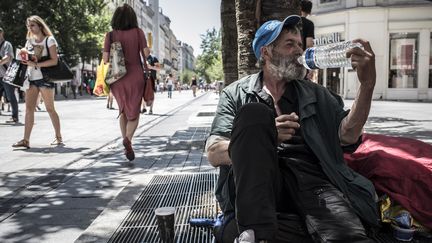 Un sans-abri se d&eacute;salt&egrave;re &agrave; Lyon (Rh&ocirc;ne), le 30 juin 2015. (JEAN-PHILIPPE KSIAZEK / AFP)