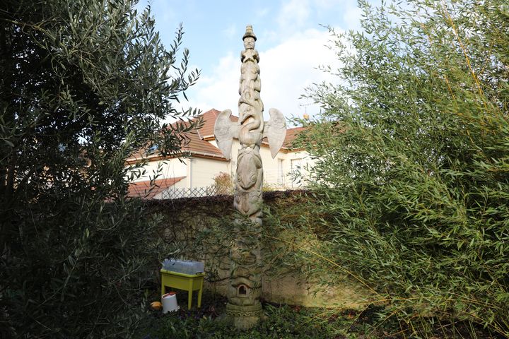 Le totem dans le jardin d'Eric Mouzin, dans les Yvelines, le 13 décembre 2019. (VIOLAINE JAUSSENT / FRANCEINFO)