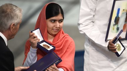 La Pakistanaise Malala Yousafzai, alors âgée de 17 ans, reçoit son prix Nobel de la paix à Oslo (Norvège), le 10 décembre 2014. (ODD ANDERSEN / AFP)