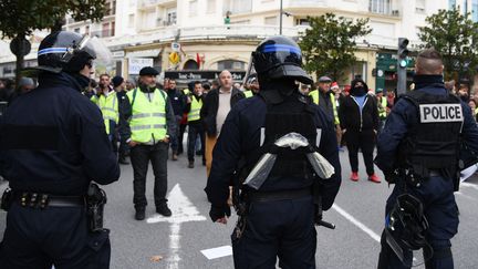 Des forces de l'ordre mobilisées lors d'une manifestation des "gilets jaunes", à Biarritz (Pyrénées-Atlantiques), le 18 décembre 2018. (LAURENT FERRIERE / HANS LUCAS / AFP)