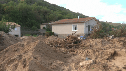 Inondations en Ardèche : le difficile déblaiement du sable pour les habitants