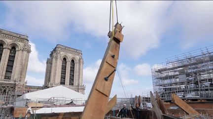 Paris : la flèche de Notre-Dame de nouveau prête à s’élever (Capture franceinfo)