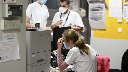 Les soignants, épuisés par la crise sanitaire, font face au variant Omicron au prix de déprogrammations d'opérations ou d'examens. (JOEL PHILIPPON / MAXPPP)