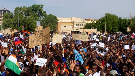 Des manifestants devant l'ambassade de France à Niamey (Niger) le 30 juillet 2023. (BALIMA BOUREIMA / AFP)