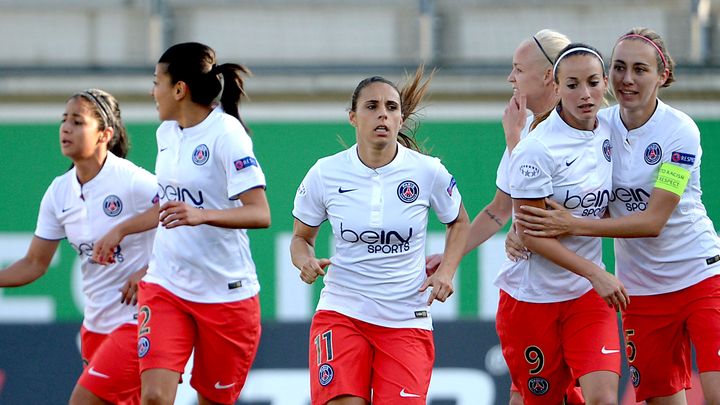 Les joueuses du PSG f&ecirc;tent un de leurs buts contre Wolfsburg, en demi-finale de la Ligue des champions, le 18 avril 2015, &agrave; Wolfsburg (Allemagne). (PETER STEFFEN / DPA)