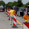 Des automobilistes coinc&eacute;s dans un embouteillage sur l'autoroute 23, en Allemagne, le 3 ao&ucirc;t 2013. (AXEL HEIMKEN / DPA)