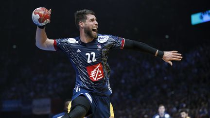 Luka Karabatic joue face au Brésil,&nbsp;le 11 janvier 2017, à Paris. (THOMAS SAMSON / AFP)