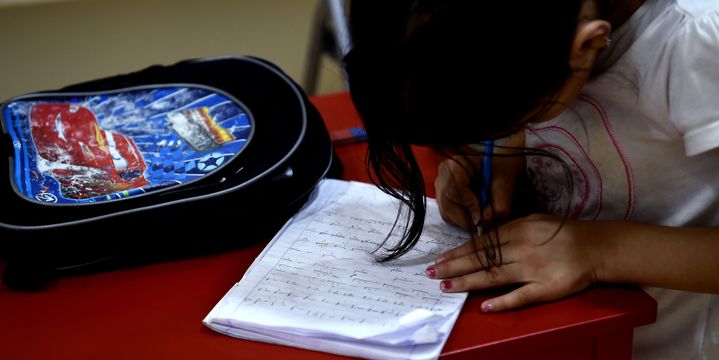 La bibliothèque ambulante accueille aussi des cours de langues, notamment arabe et français.
 (ARIS MESSINIS / AFP)