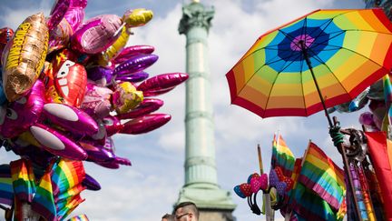 La place de la Bastille, &agrave; Paris, s'est par&eacute;e des couleurs de l'ac-en-ciel, pour la marche des fiert&eacute;s LGBT, le 28 juin 2014. (REVELLI-BEAUMONT / SIPA)