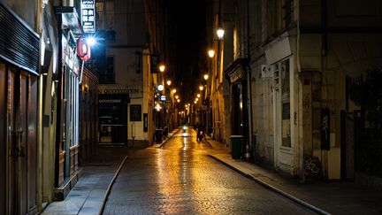 Illustration de Paris en temps de couvre-feu lors de la seconde vague de l'épidémie de Covid-19. (VALENTIN BELLEVILLE / RADIOFRANCE)