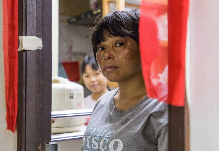 Cheung Ho Mei Ying dans son logement à Hong Kong, le 19 juillet 2019. (ELISE LAMBERT / FRANCEINFO)