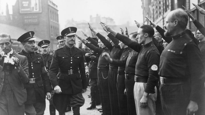 Oswald Mosley passe en revue les troupes de l'Union britannique des fascistes dans les rues de Londres, le 4 octobre 1936. (CENTRAL PRESS / HULTON ROYALS COLLECTION / GETTY IMAGES)