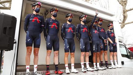 Les coureurs de l'équipe Ineos Grenadiers posent lors de la présentation de l'équipe avant le départ de la première étape de la course cycliste de l'Etoile de Bessèges autour de Bellegarde, le 3 février 2021. (GUILLAUME HORCAJUELO / EPA)