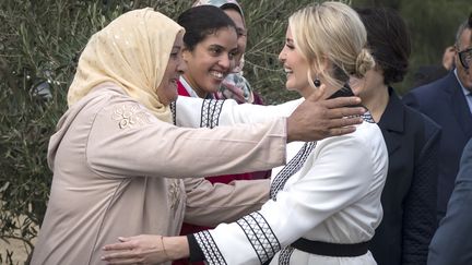 Ivanka Trump (à droite), fille et conseillère du président américain Donald Trump, est accueillie par les agricultrices de Sidi Kacem, au Maroc, le 7 novembre 2019. (FADEL SENNA / AFP)