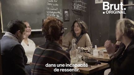 Pour libérer la parole des personnes en deuil, Sarah organise des "apéros de la mort", gratuits et ouverts à tous. Brut y a assisté.