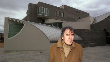 L'architecte Henri Gaudin pose devant la nouvelle Ecole normale supérieure (ENS), le 04 décembre 2000 à Lyon. (PHILIPPE MERLE / AFP)