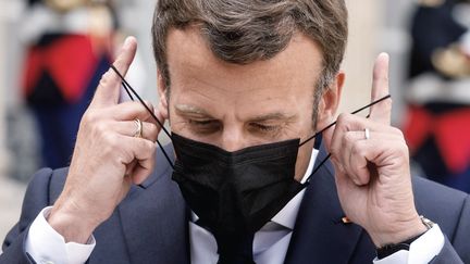 Emmanuel Macron dans la cour de l'Elysée lors de la réception du Premier ministre de la Slovénie, le 29 avril 2021. (LUDOVIC MARIN / AFP)