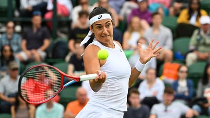 Caroline Garcia, face à la Chinoise Shuai Zhang, le 1er juillet 2022 au tournoi de Wimbledon. (SEBASTIEN BOZON / AFP)