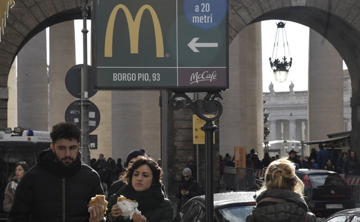 Un panneau d'indication du McDonald's et la place Saint-Pierre en arrière-plan, le 3 janvier 2017 à Rome
 (Tiziana Fabi / AFP)