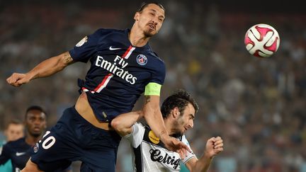 L'attaquant du PSG Zlatan Ibrahimovic &agrave; la lutte avec Christophe kerbrat (Guingamp), lors du Troph&eacute;e des champions, &agrave; P&eacute;kin (Chine), le 2 ao&ucirc;t 2014. (GREG BAKER / AFP)