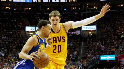 Timofey Mozgov, ici en défense sur Stephen Curry (MIKE EHRMANN / GETTY IMAGES NORTH AMERICA)