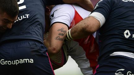 Tatouages de joueurs durant un match de rugby, le 19 novembre 2017, à Paris.&nbsp; (MARTIN BUREAU / AFP)