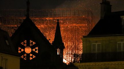 Les flammes ravagent le toit de Notre-Dame le 15 avril 2019. (MICHEL STOUPAK / NURPHOTO)