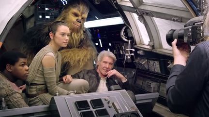 De gauche &agrave; droite : Finn (John Boyega), Rey (Daisy Ridley), Chewbacca (Peter Mayhew) et Han Solo (Harrison Ford) sur le tournage de "Star Wars" version 7, "Le r&eacute;veil de la force"&nbsp; (VANITY FAIR / YOUTUBE  )