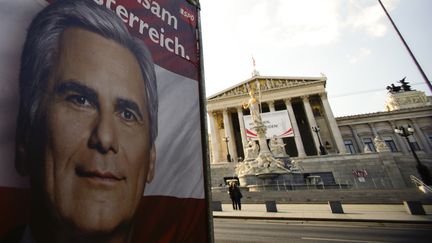 Une affiche de campagne du chancelier autrichien sortant, Werner Faymann, devant le Parlement, samedi 28 septembre 2013. Son parti, le SP&Ouml;, s'achemine dimanche vers son plus mauvais score historique. (DOMINIC EBENBICHLER / REUTERS)