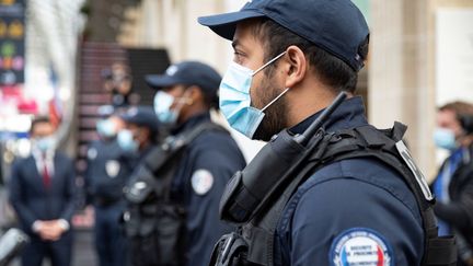 Un policier dans la gare de l'Est à Paris, le 10 mai 2020 (photo d'illustration). (THOMAS SAMSON / POOL)