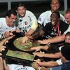 Les Toulousains célèbrent leur titre avec le bouclier de Brennus après avoir battu Clermont en finale du Top 14), le 28 juin 2008 au Stade de France (Seine-Saint-Denis). (JACQUES DEMARTHON / AFP)