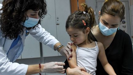 Le vaccin de la rougeole est administré à une fillette, à Podgorica (Monténégro), le 16 février 2020. (SAVO PRELEVIC / AFP)