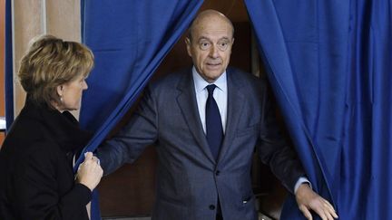 Alain Juppé sort de l'isoloir, à Bordeaux, le 20 novembre 2016, pour le premier tour de la primaire à droite.&nbsp; (MEHDI FEDOUACH / AFP)