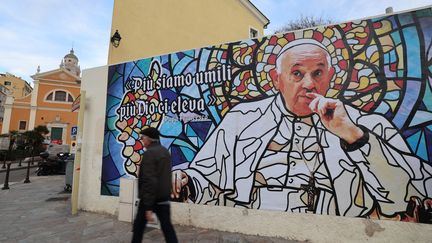 Une fresque réalisée à Ajaccio (Corse) pour la venue du pape François le 15 décembre 2024 (PASCAL POCHARD-CASABIANCA / AFP)