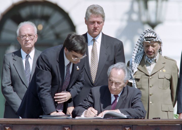 Shimon Peres lors des accords d'Oslo, le 13 septembre 1993, devant le&nbsp;leader palestinien Yasser Arafat,&nbsp;le Premier ministre Yitzhak Rabin et le&nbsp;pr&eacute;sident am&eacute;ricain&nbsp;Bill Clinton. (J. DAVID AKE / AFP)