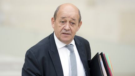 Jean-Yves Le Drian, dans la cour de l'Elys&eacute;e, &agrave; Paris, le 14 octobre 2015. (ALAIN JOCARD / AFP)