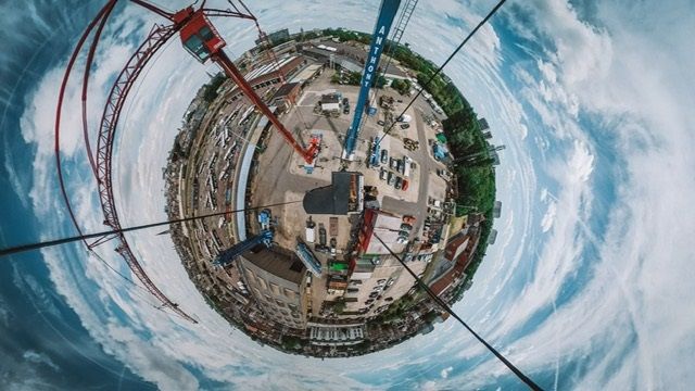 Le 11 juillet, Santa a répété en conditions réelles, suspendue à une grue, avec son piano à queue. (Martin Ellis)