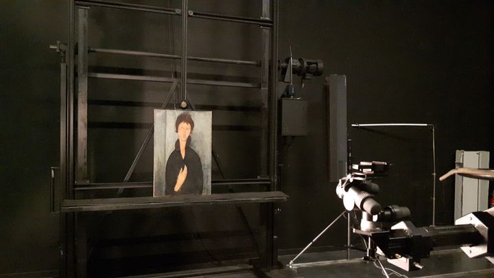 La "Femme aux yeux bleus" de Modigliani, dans le studio de photographie pour procéder aux examens,&nbsp;au C2RMF. (ANNE CHÉPEAU / RADIO FRANCE)