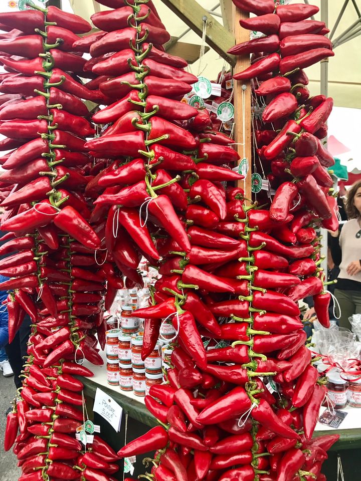 Piment d'Espelette sur cordes. (LAURENT MARIOTTE / RADIO FRANCE)