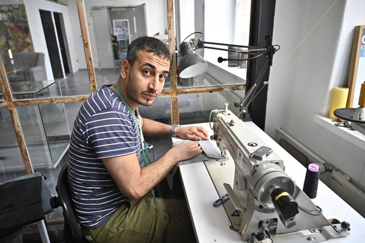 Khaldon&nbsp;al-Hussain, d'origine syrienne,&nbsp;dans l'entrepot de l'entreprise à&nbsp;Berlin&nbsp;le 12 juillet 2019. (TOBIAS SCHWARZ / AFP)